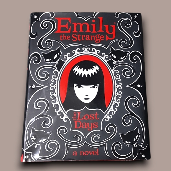 Emily The Strange The Lost Days - Picture 1 of 8